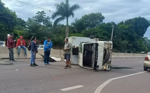 Choque en cadena en la ruta PY02 tras vuelco previo genera caos vehicular en Ypacara�