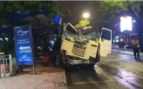 Cami�n choca contra parada de buses en Ciudad del Este y conductor da positivo al alcotest.
