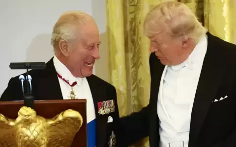 El rey Carlos III (izq) y el presidente estadounidense, Donald Trump.