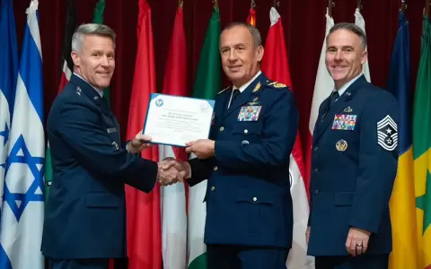 Distinci�n al general del Aire, Julio Rub�n Fullaondo C�spedes.