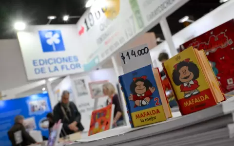 Ejemplares de Mafalda en el stand de Ediciones de la Flor en la Feria del Libro de Buenos Aires.