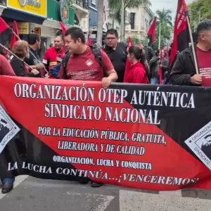 Pe�a saluda a docentes y trabajadores en su d�a, en medio de reclamos laborales y movilizaciones