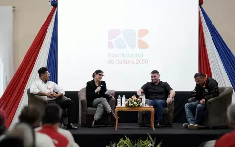 La ministra de Cultura, Adriana Ortiz, junto a exponentes durante el Foro Regional Norte.