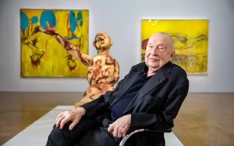El alem�n Georg Baselitz junto a sus obras en el Centro Pompidou de Par�s.