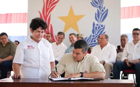 Santiago Pe�a, firm� el decreto reglamentario de la Ley de Etanol.