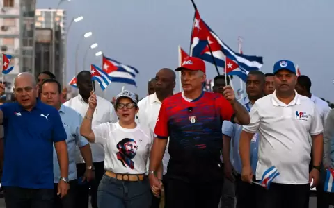 El anuncio de nuevas sanciones se produce el D�a de los Trabajadores, jornada que Cuba celebr� con un desfile frente a la embajada estadounidense.