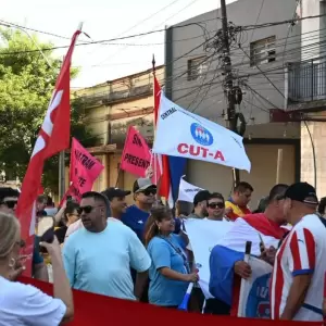 Trabajadores exigen reajuste, salud y transporte decente
