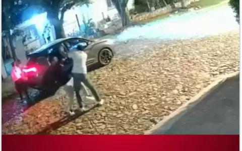 Momento en que el conductor agrede al pasajero.