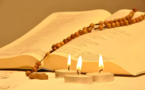 Biblia y vela
