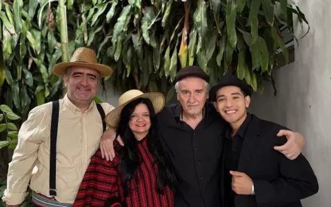 Elenco de la obra junto a su director Juan Hannes B�rgin.