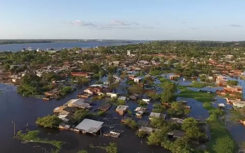 Crecida del r�o Paraguay causa inundaci�n.