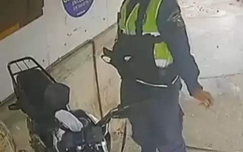 El agente supuestamente fue visto fumando droga en la v�a p�blica.