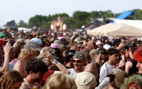 Una multitudinaria 'rave' ilegal de tres d�as en el centro de Francia acaba con 33 intoxicados y 600 multas.