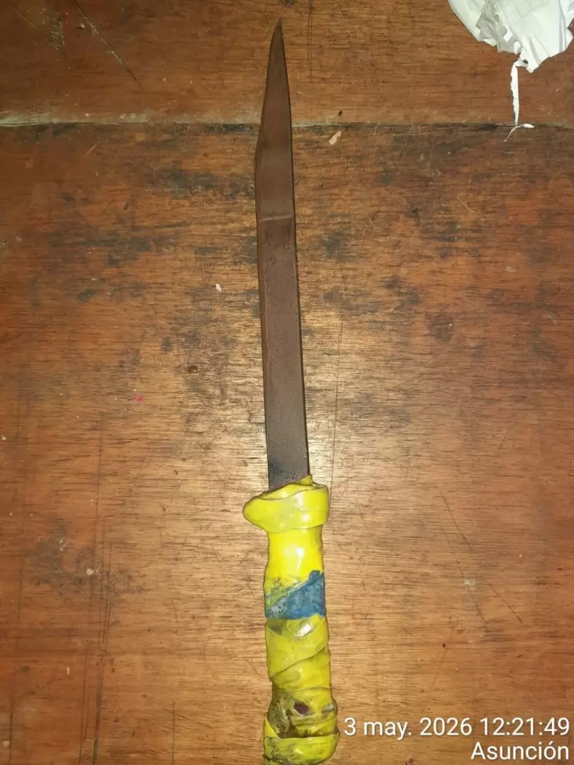 Droga y arma blanca incautada en el penal de Tacumb�. Foto: Gentileza.