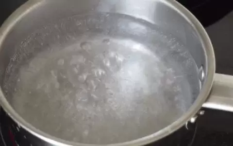Imagen ilustrativa de una olla con agua hirviendo, elemento que habr�a provocado las quemaduras al ni�o.