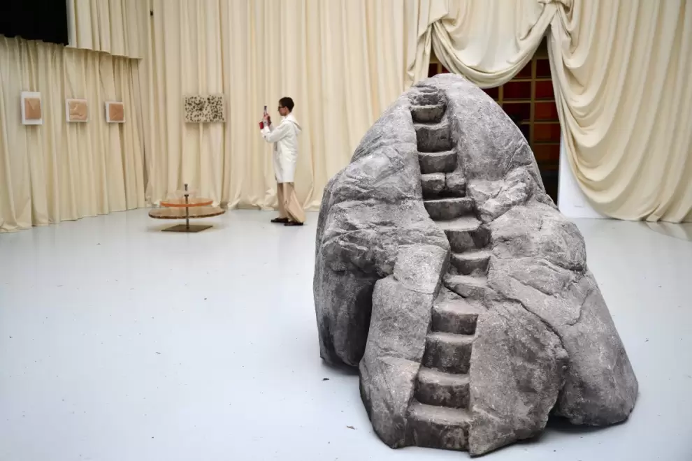 "The Home Front" de la artista alemana Henrike Naumann en el pabellón de Alemania.
