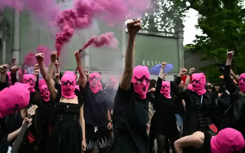 Activistas de FEMEN y Pussy Riot protestan contra la participaci�n de Rusia en la Bienal de Venecia frente al pabell�n ruso.