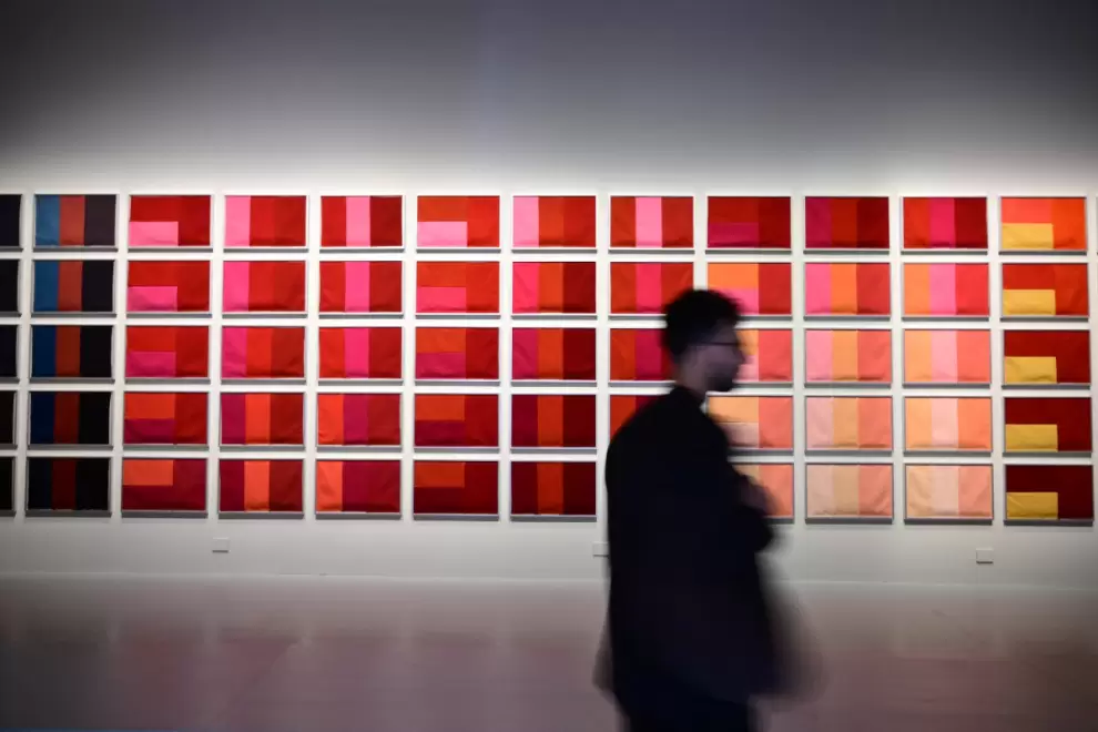 "For a new theory of colours: 71 studies of natural colours on wool across 6 series", de la artista francesa Yto Barrada, en el pabellón de Francia.