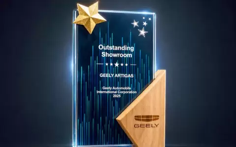 Geely Paraguay recibe el premio "Outstanding Showroom" en China.