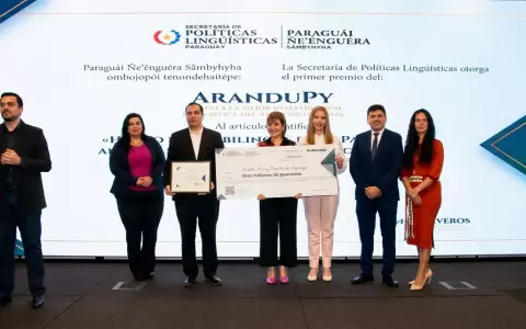 Entrega del premio AranduPy 2025 a Estela Mary Peralta de Aguayo.
