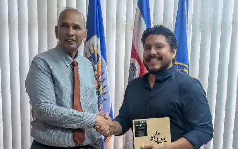 El Director General del IICA, Muhammad Ibrahim, junto al Secretario Ejecutivo del CAC, David Mart�nez.