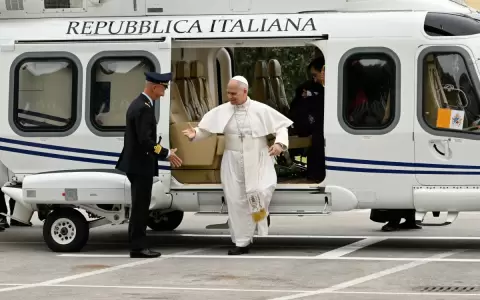 El Papa Le�n XIV desciende de un helic�ptero tras aterrizar cerca del Santuario de Pompeya durante una visita pastoral a Pompeya el 8 de mayo de 2026.