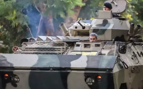 Mario Abdo Ben�tez en un tanqueta.