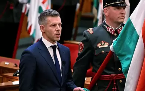 El primer ministro h�ngaro P�ter Magyar jura el cargo.