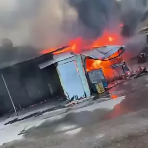 Infierno en el mercado de Itauguá: incendio arrasa locales y bomberos luchan sin agua