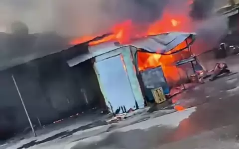 Infierno en el mercado de Itaugu�: incendio arrasa locales y bomberos luchan sin agua