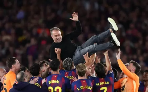 El plantel cul� dedic� el t�tulo a su entrenador Hansi Flick, cuyo padre falleci� unas horas antes del partido.