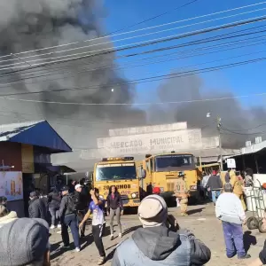 M�s de 400 permisionarios quedaron afectados tras incendio en el Mercado de Itaugu�