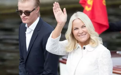Princesa de Noruega junto a su hijo juzgado.