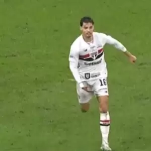 Dami�n Bobadilla roz� la roja tras pol�mico festejo en el cl�sico paulista
