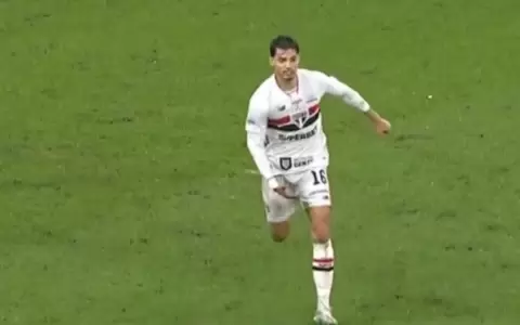 Dami�n Bobadilla roz� la roja tras pol�mico festejo en el cl�sico paulista
