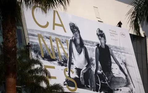 Cartel oficial de la 79� edici�n del Festival de Cine de Cannes en la fachada del Palais des Festivals.