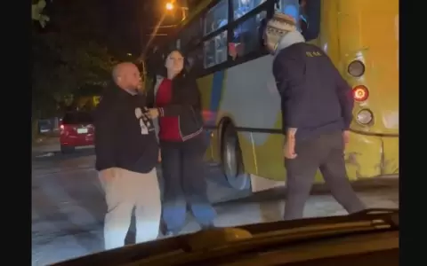 Pelea entre conductor y chofer de colectivo gener� caos.