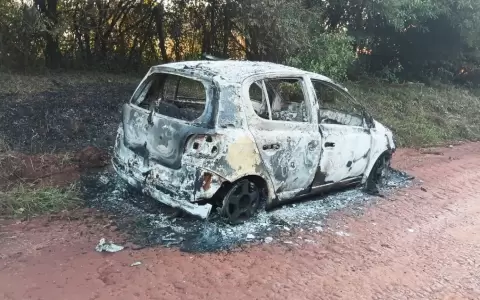 Piratas del asfalto dejan veh�culo incendiado.