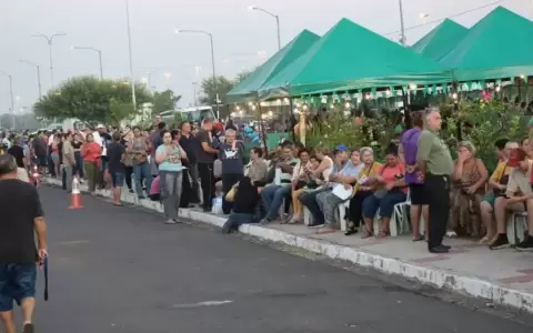 Filas durante la primera edici�n de la feria de ofertas de carne.