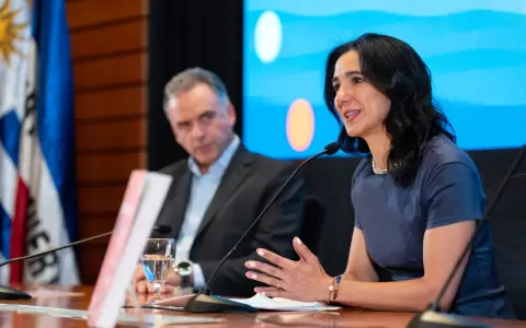 Michelle Muschett, Directora Regional del PNUD para Am�rica Latina y el Caribe, hablando junto al Presidente de Uruguay, Yamandu Orsi.