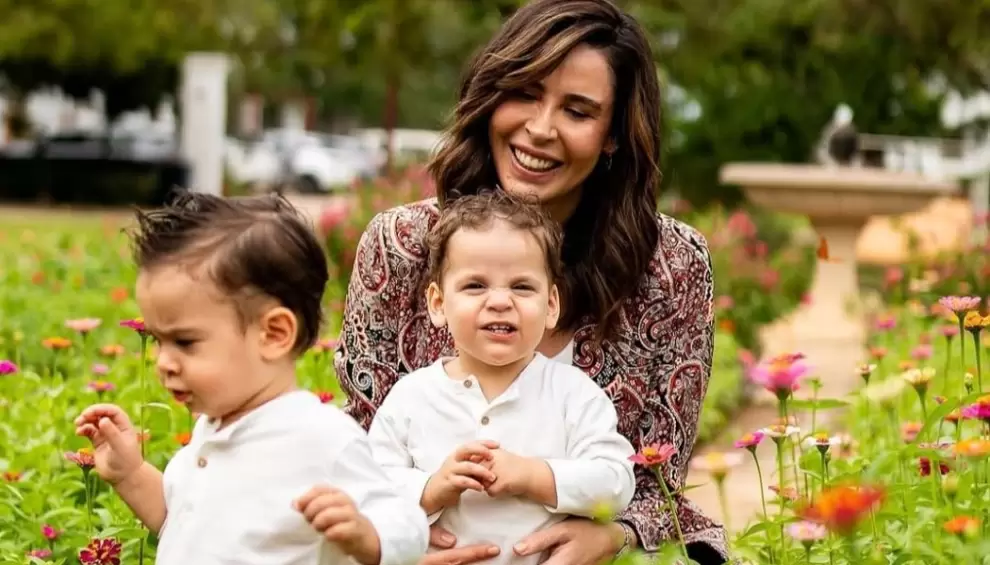 Lara Tomassi junto a sus mellizos.