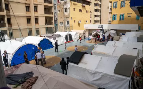 Ni�os en un patio con tiendas de campa�a en un refugio temporal en la capital de L�bano, Beirut