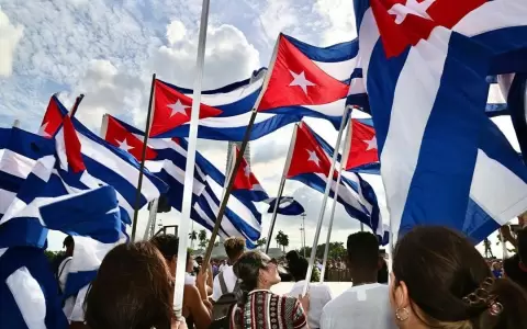 Banderas de Cuba en un acto homenaje a Camilo Cienfuegos en La Habana