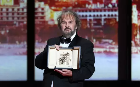 Peter Jackson, cineasta neozeland�s, con la Palma de Oro honoraria en la apertura del 79� Festival de Cannes.