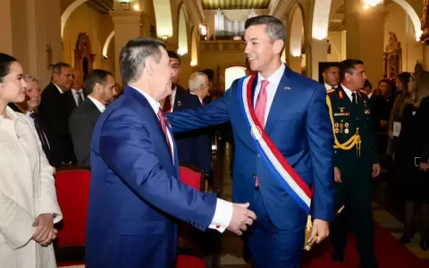 Horacio Cartes saludando a Santiago Pe�a en la Catedral de Asunci�n minutos antes del inicio del Te Deum.
