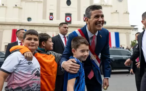 Santiago Pe�a junto a un ni�o en el festejo por las fiestas patrias 2026.