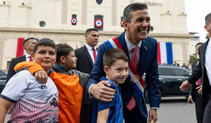 Santiago Pe�a junto a un ni�o en el festejo por las fiestas patrias 2026.