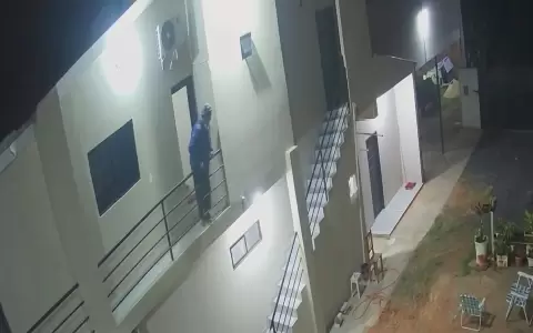 Alba�il cae de un segundo piso.
