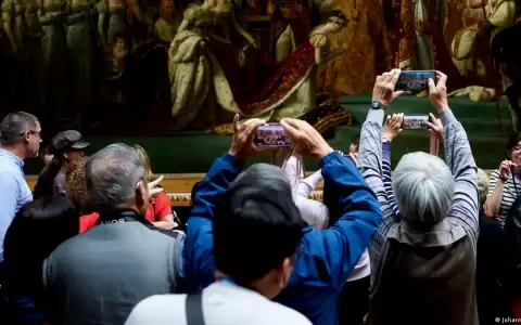 Visitantes en el Louvre ante el cuadro de la coronaci�n de Napole�n.