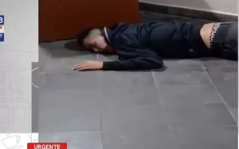 Hombre destroza cuartel y se queda dormido.